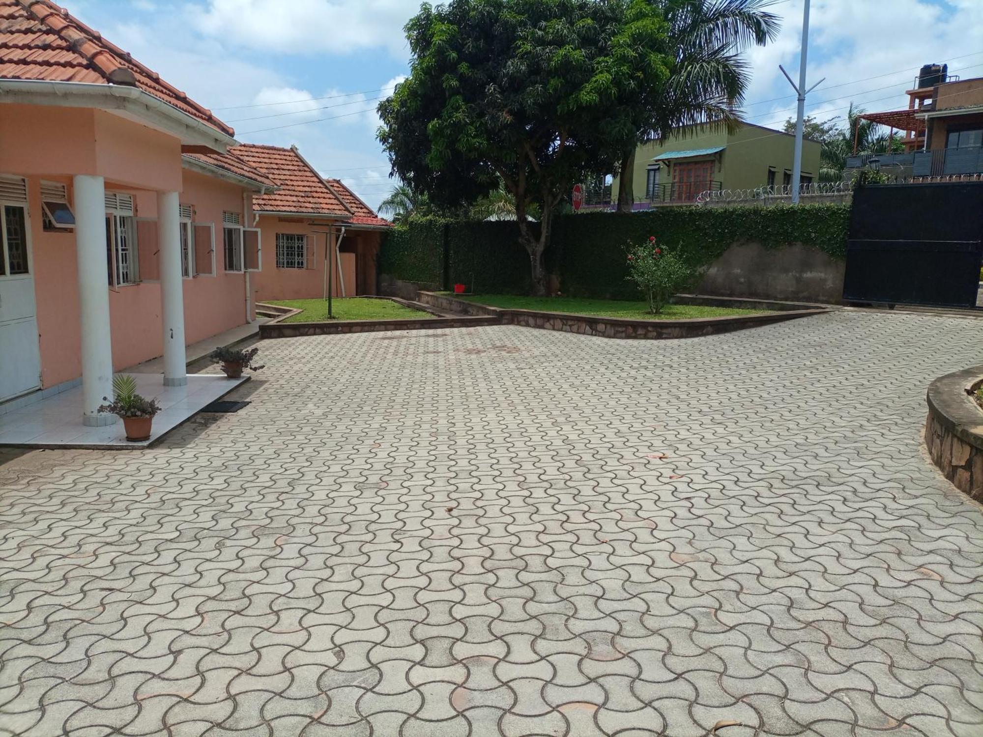 Crane Serviced Apartments Entebbe Room photo