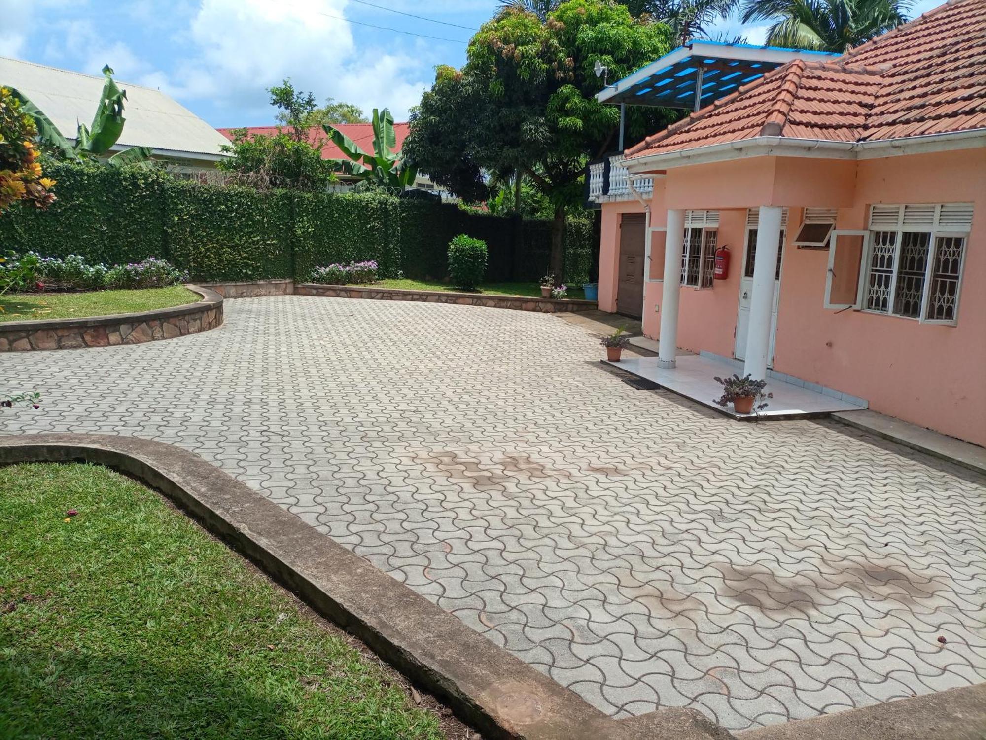 Crane Serviced Apartments Entebbe Room photo